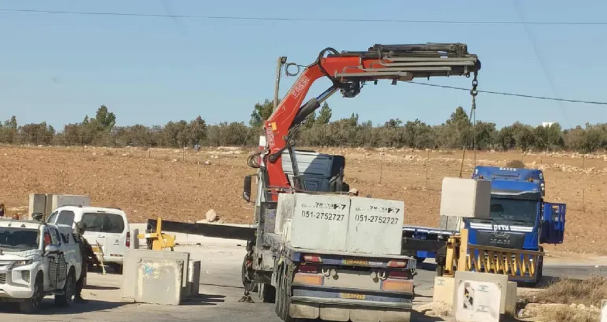 جيش الاحتلال يعزل قرية الطيرة غرب رام الله عن محيطها ببوابة حديدية 